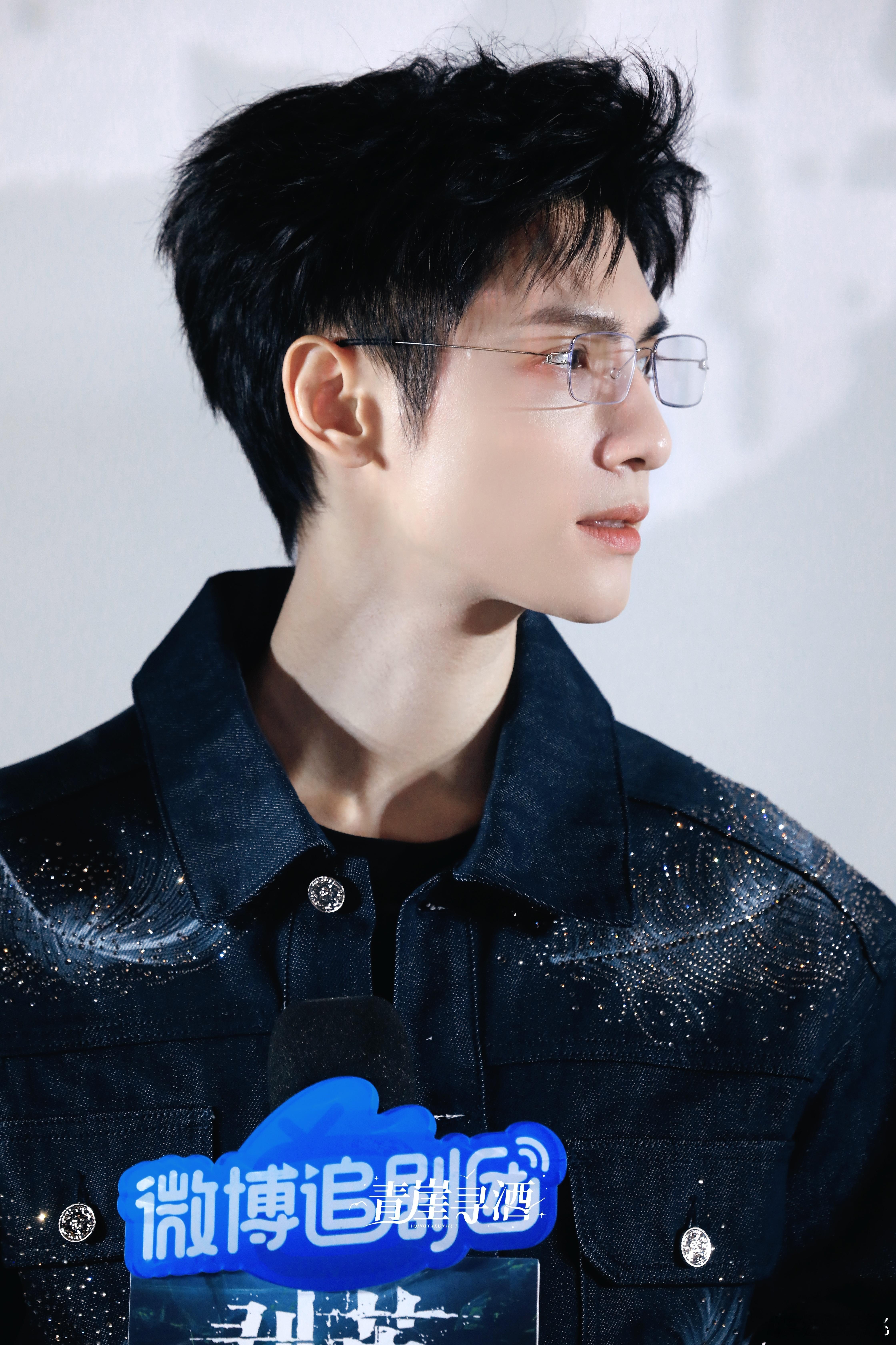 幸好喷的是蝴蝶不是蜘蛛齐思哲看到蝴蝶之后估计直接留下心理阴影了，换谁看到这么多蝴