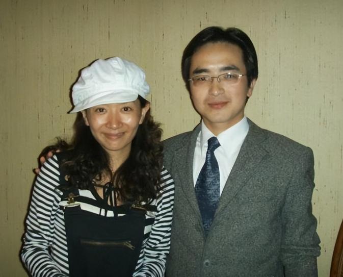 当年王芳不顾父母的反对，嫁给大自己15岁的教授，但让王芳没想到的是从怀孕到生产，