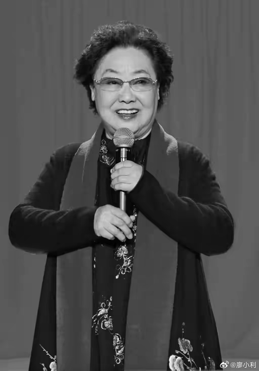 郭兰英逝世山河留妙音，大师归星辰。送别人民艺术家郭兰英先生，她用一辈子歌唱祖国，
