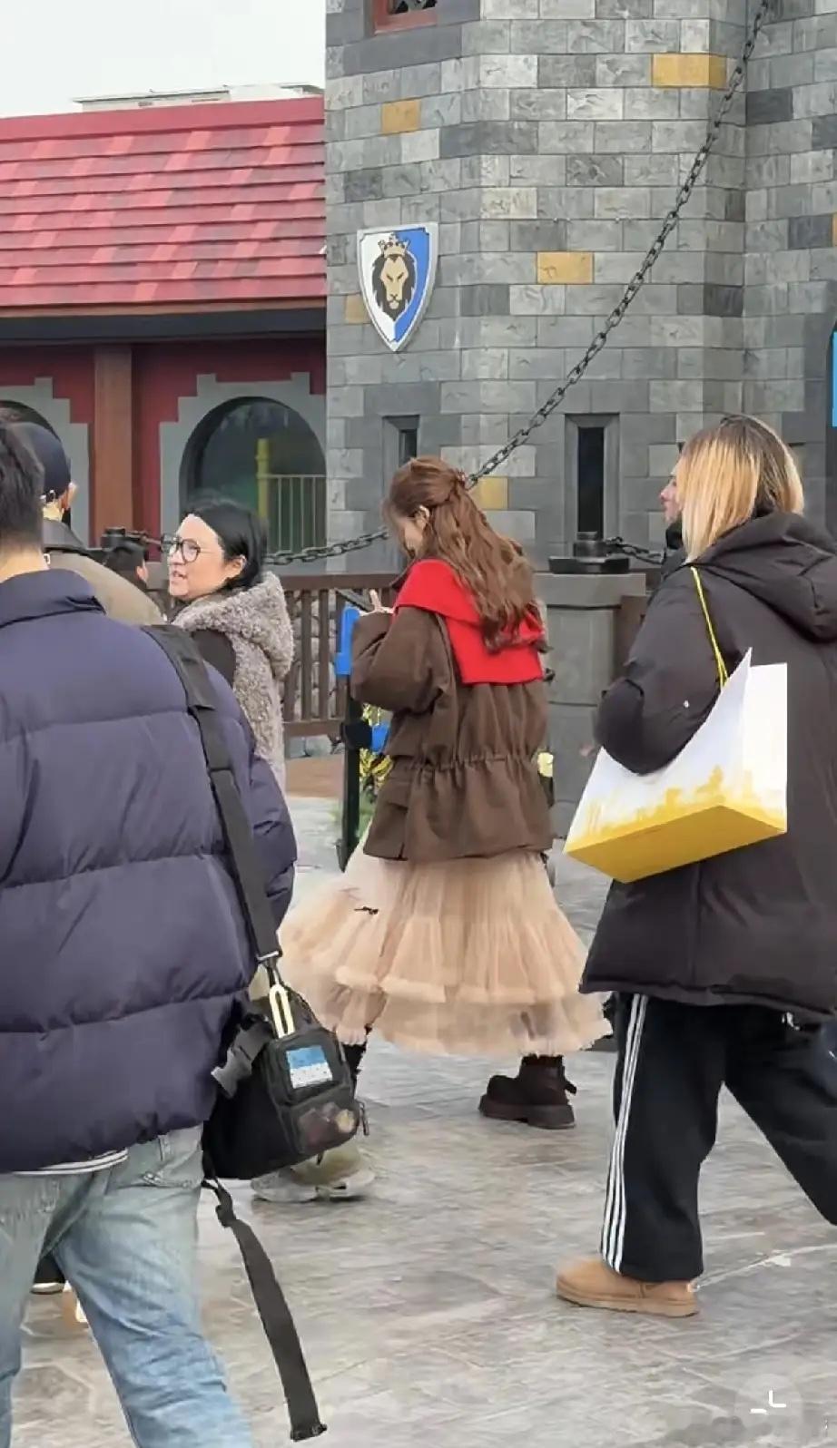 戚薇，整容后遗症出现了，戚薇现身上海乐高乐园，路人镜头下的她个子不是很高，不像1