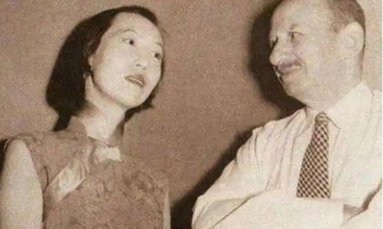 1956年，吃下堕胎药的张爱玲，在床上疼的直打滚。突然，孩子掉下来，她长舒一口气