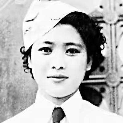 在一个1938年的深夜，一个女人的头被国民党师长范绍增拿枪指着，强硬逼迫她与原配