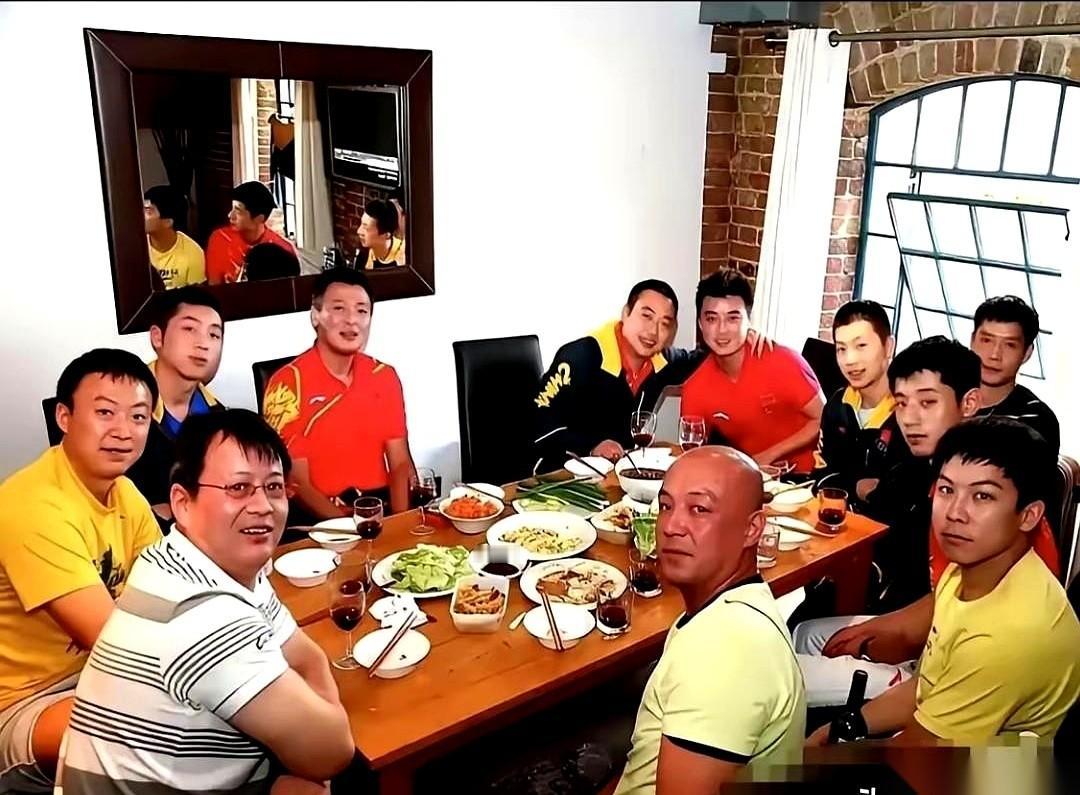 刷到一张国乒的庆功宴照片，我愣了三秒。
刘国梁、马琳、王皓……这一桌子的人，随便