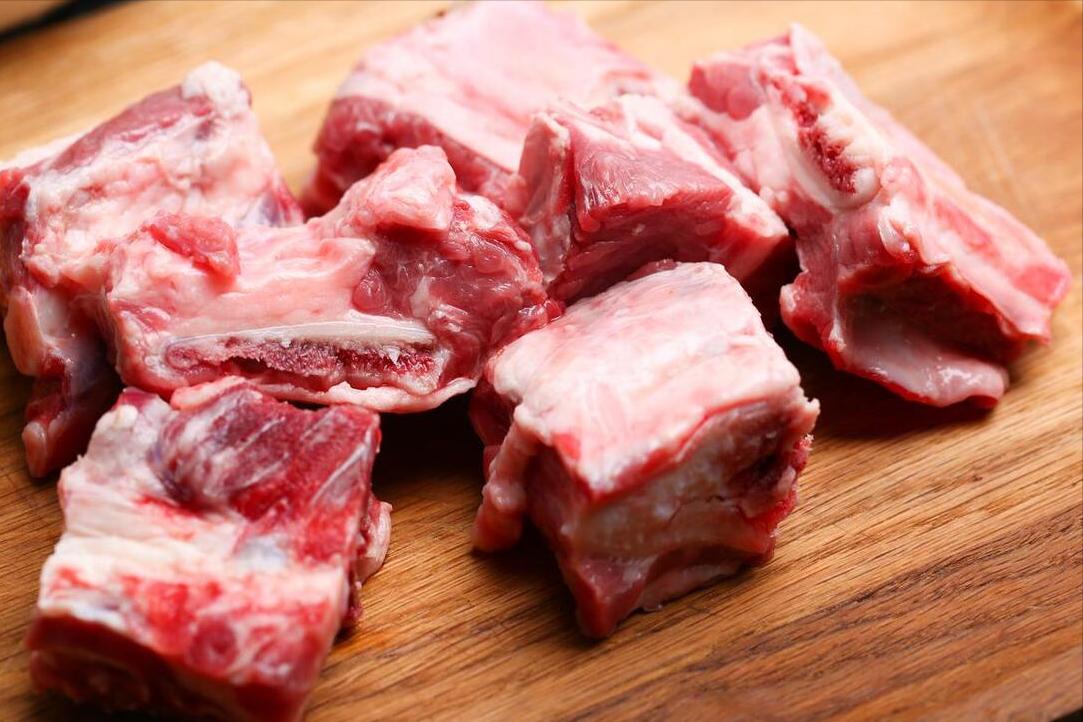 炖排骨时，很多人多做了“这一步”，难怪排骨不鲜，肉还不好吃
炖排骨时，焯水不是最