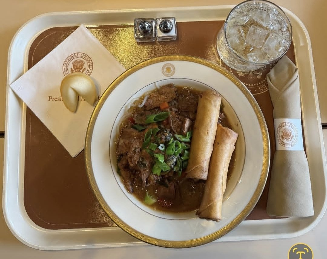 空军一号上提供的伙食是老加州红烧牛肉面，还有春卷川普可怜啊，他能吃些什么呢以及牛