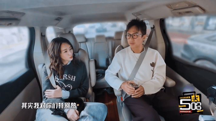 谁懂啊！李小冉一戴综艺麦就紧张，还说因为和拍戏的麦不一样，上回录节目留下心理阴影