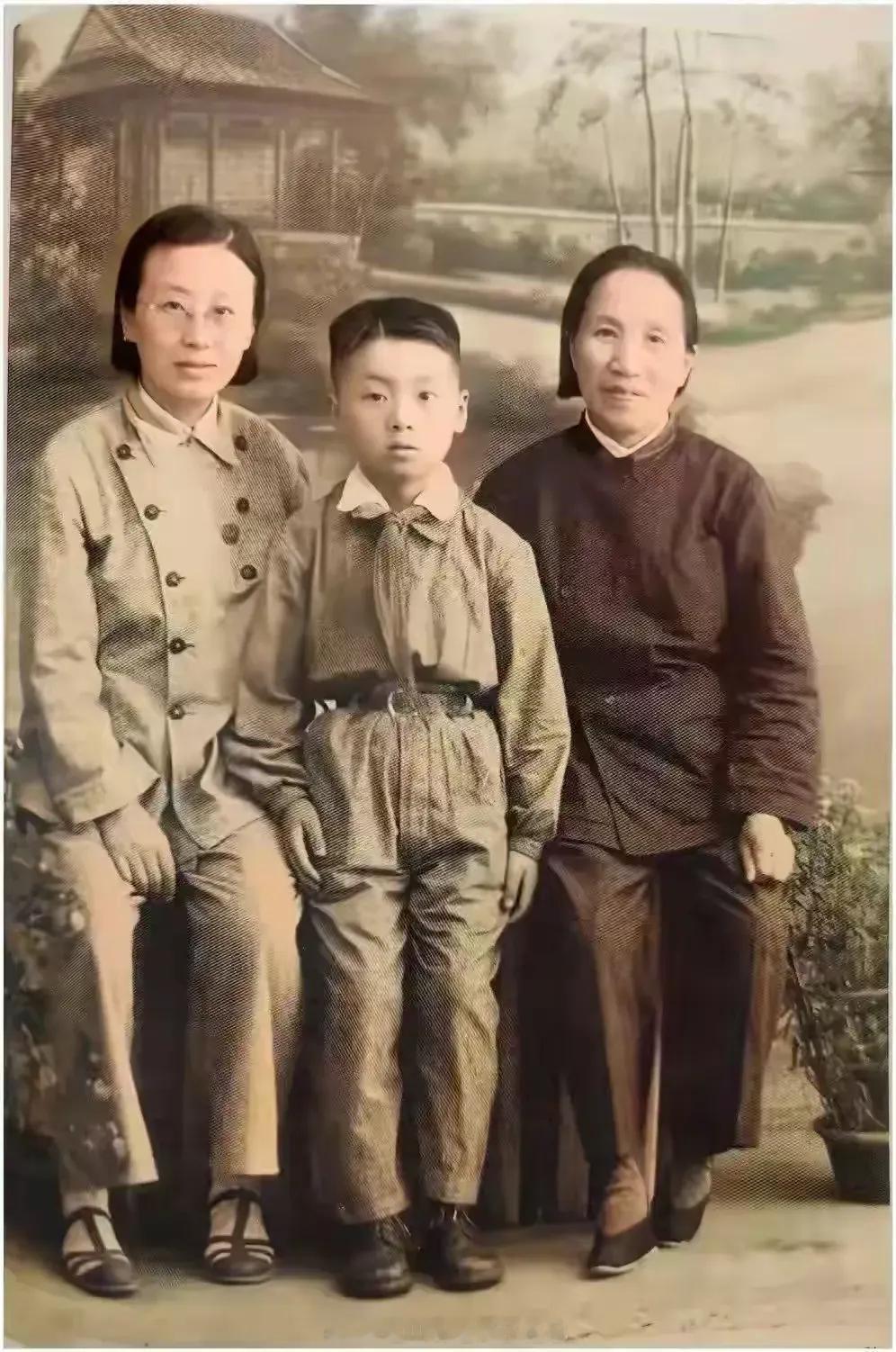照片中的这个小男孩现在还健在，也已经是耄耋老人了，提起他的名字，年龄在50岁以上