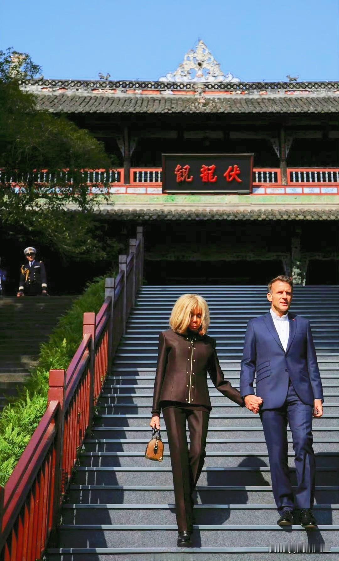 马克龙携夫人布丽吉特游览四川成都都江堰伏龙观。 ​​​