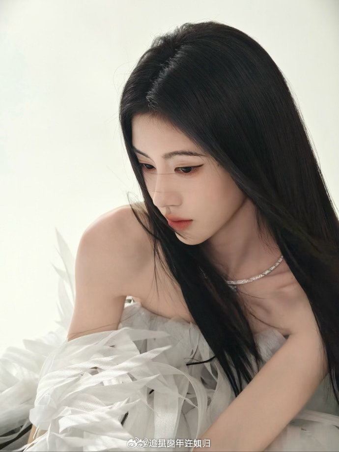 鞠婧祎春尾来信 鞠婧祎春尾来信像是把春天的尾巴剪下来装进信封里了。有花开有微风，