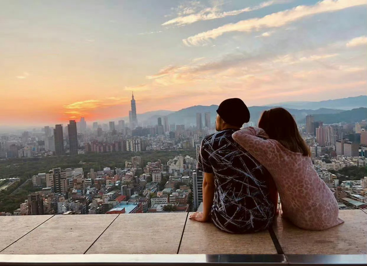 靠着心爱的人的肩膀看夕阳！这种感觉真好