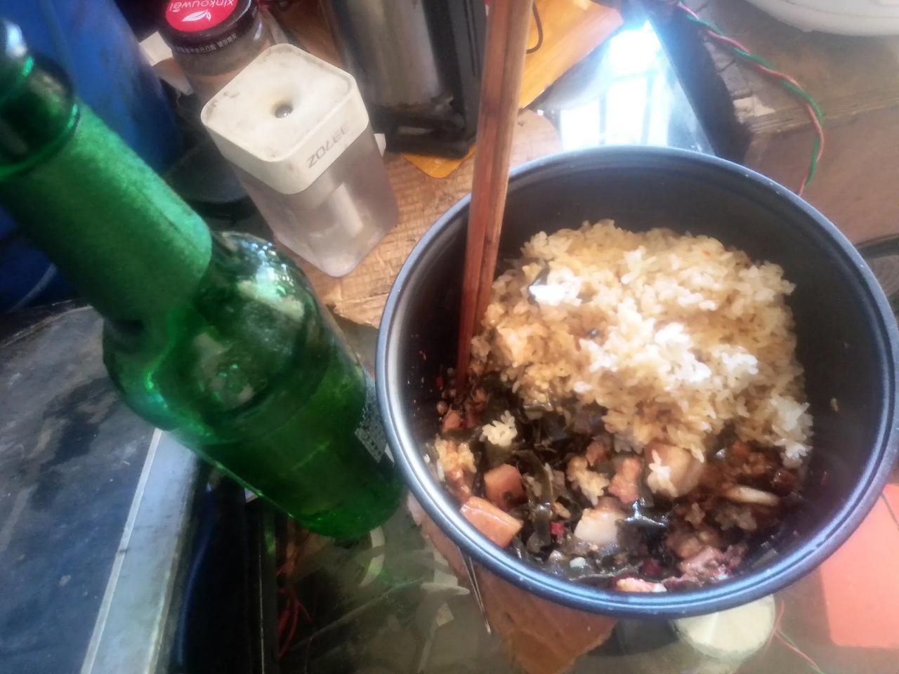 股市天天亏钱，今天股市指数又是大跌，饭还是要吃，还有4万多，还可以支撑一段时间，