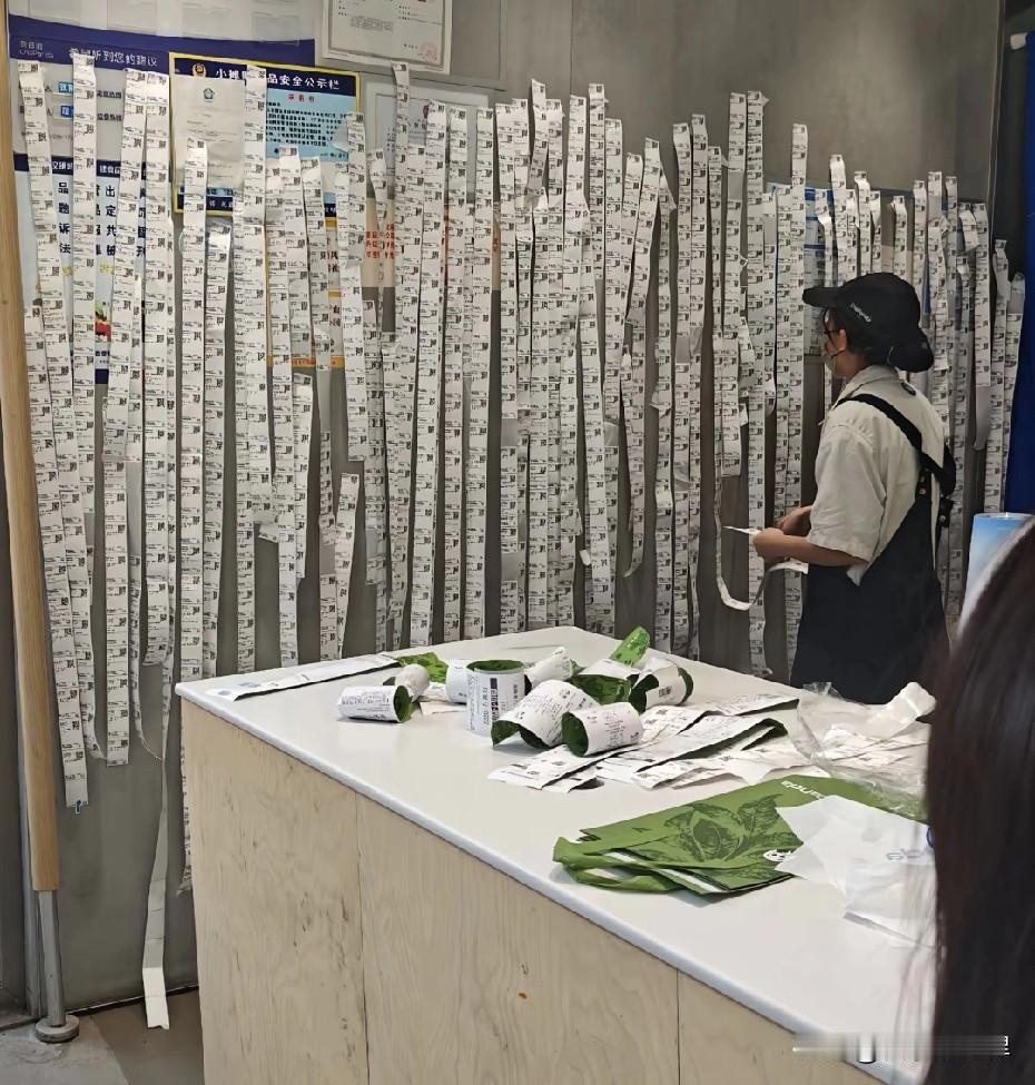 茶百道爆了，门店一个多小时出不来餐。开始以为是外卖大战有活动，实际上不是因为“联