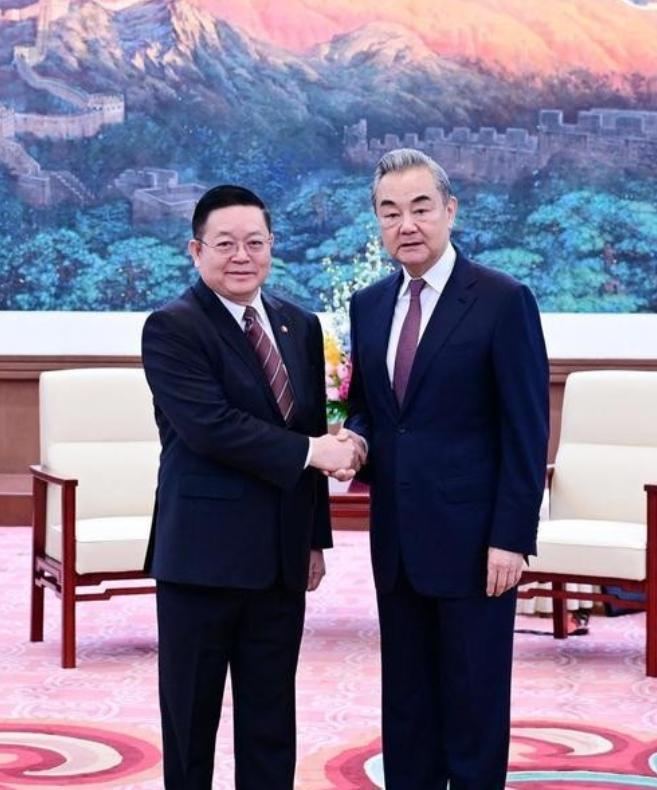 不到24小时，泰国就变脸了！

泰国原先想和柬埔寨直接对话进行和谈，拒绝第三国调
