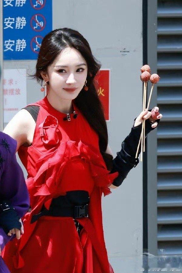 杨幂周笔畅牵手上班路透周笔畅杨幂大红大紫组合杨幂 支持女儿而不是控制她 杨幂谈女