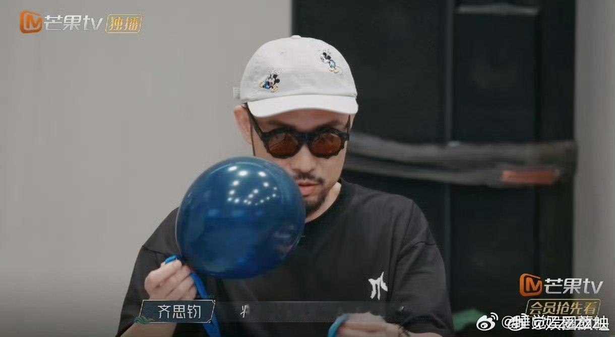 齐思钧披哥司仪的含金量还在上升披哥组队现场像婚礼！ 蓝绳替红绳、双人杯换交杯酒，