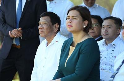 悲情父女！
据菲律宾媒体报道，昨天又有神职人员提请菲律宾参议院对现任副总统莎拉进