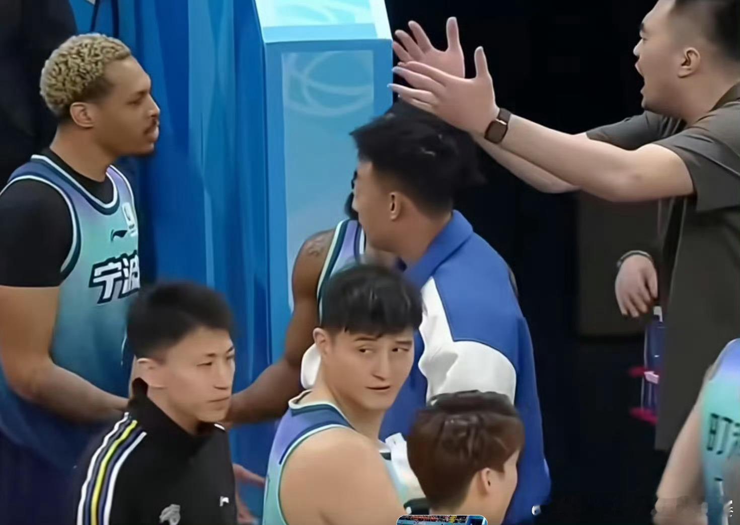 宁波男篮雷霆出击！外援贝兹利场上冲突后遭当场解约，张镇麟回应引爆舆论，俱乐部声明
