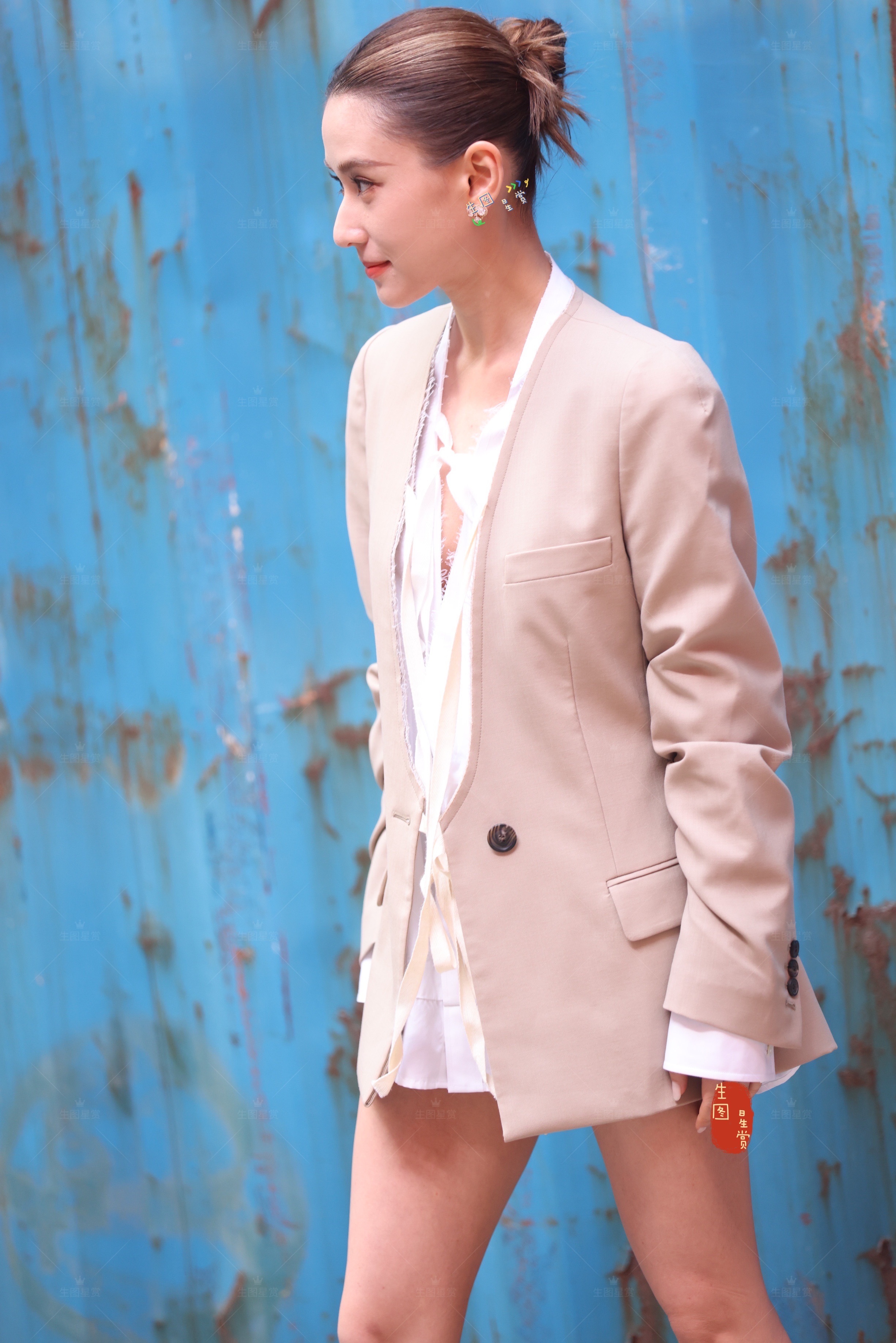 何超莲上海马吉拉大秀出图西装配长靴，千金感气息直面而来✨ 