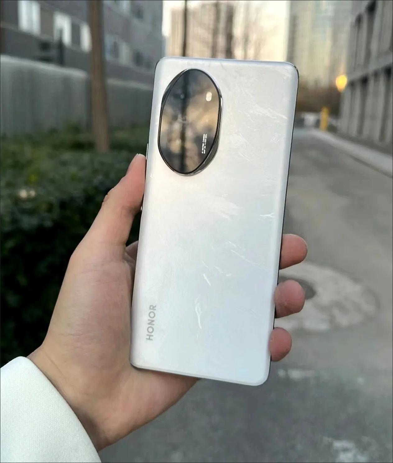 冲着颜值、屏幕、轻薄、无线充入了荣耀100 Pro，后悔了吗！

1、月影白版本