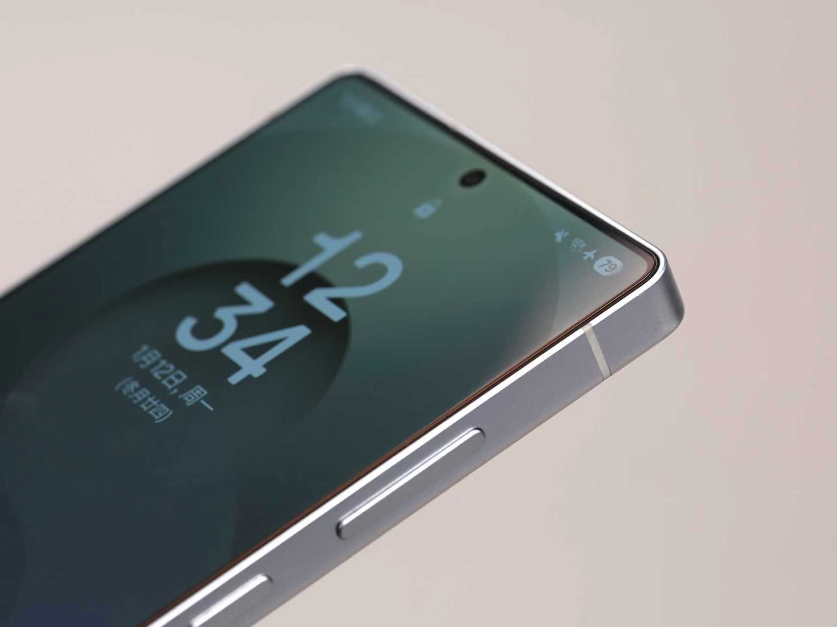 S25 Ultra 见峰 0.25 AR 玻璃膜超薄、大覆盖，前置一体无孔设计，