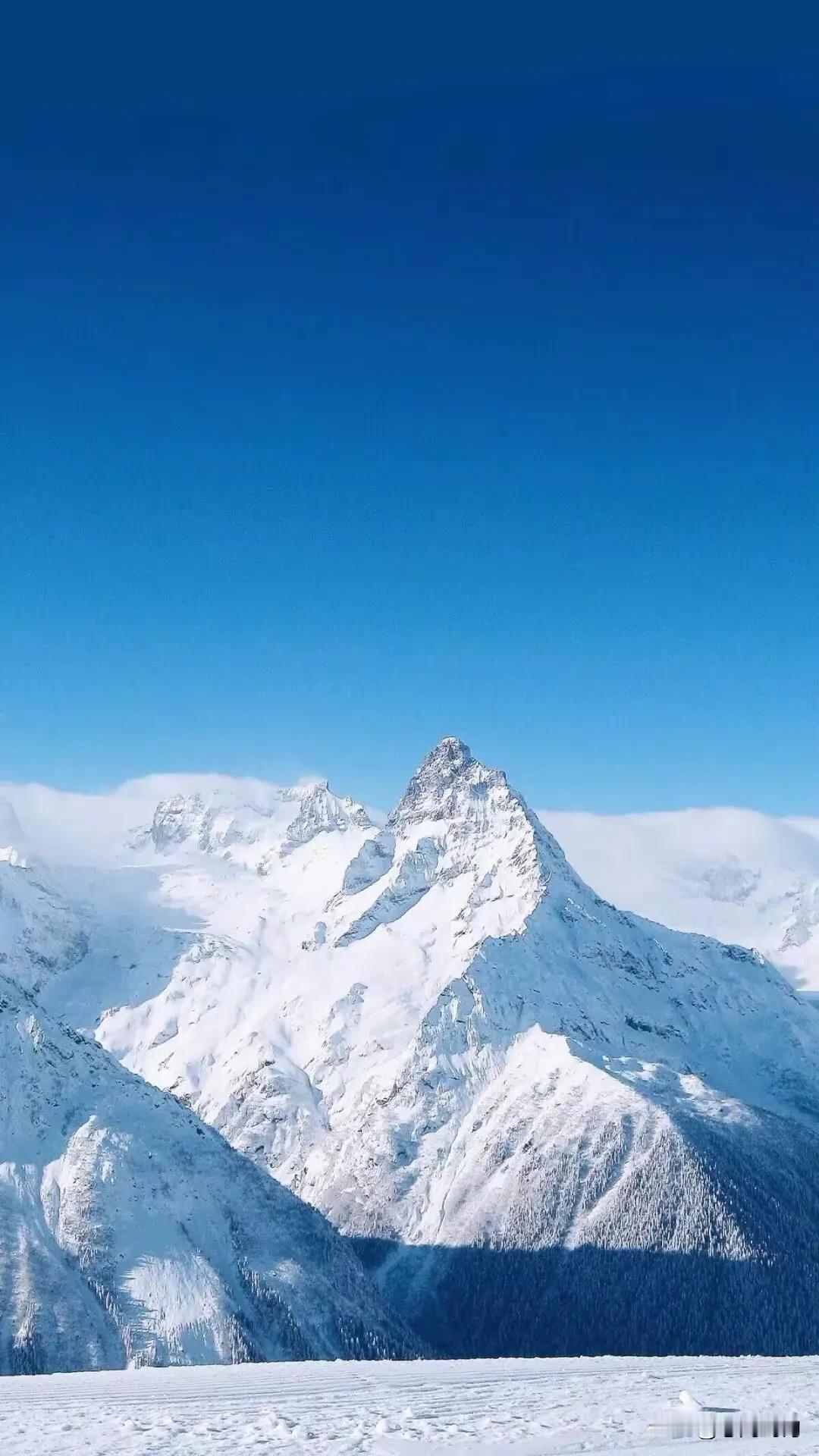 白雪皑皑，峰峦叠嶂。幸福不只是你有什么，而是无病无灾，吃饱穿暖，这世上哪有那么多