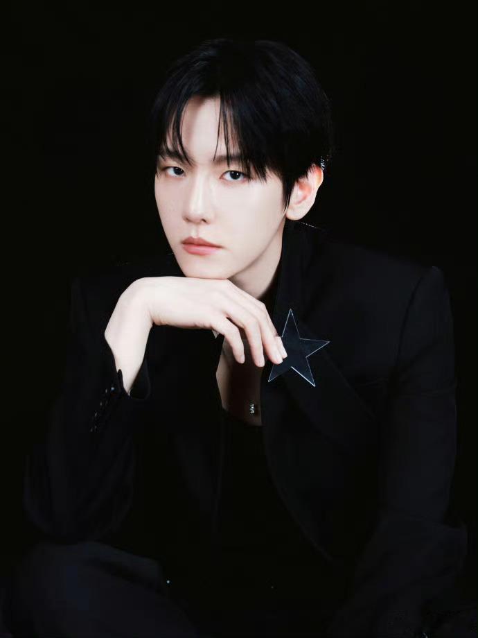 边伯贤手捧星河 这组照片越看越喜欢，星河的光捧在手里，眼神里有温柔也有故事，他的