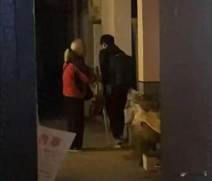 湖南长沙，女孩跟朋友回家，途经一个小巷子，看到一位老奶奶找到一位小姑娘问路。虽然