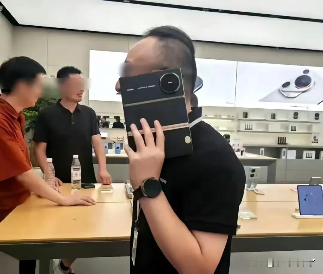 华为三折屏，很多人说没用，只能装逼，确实啊，虽然这么贵，但存在即合理。买得起和不