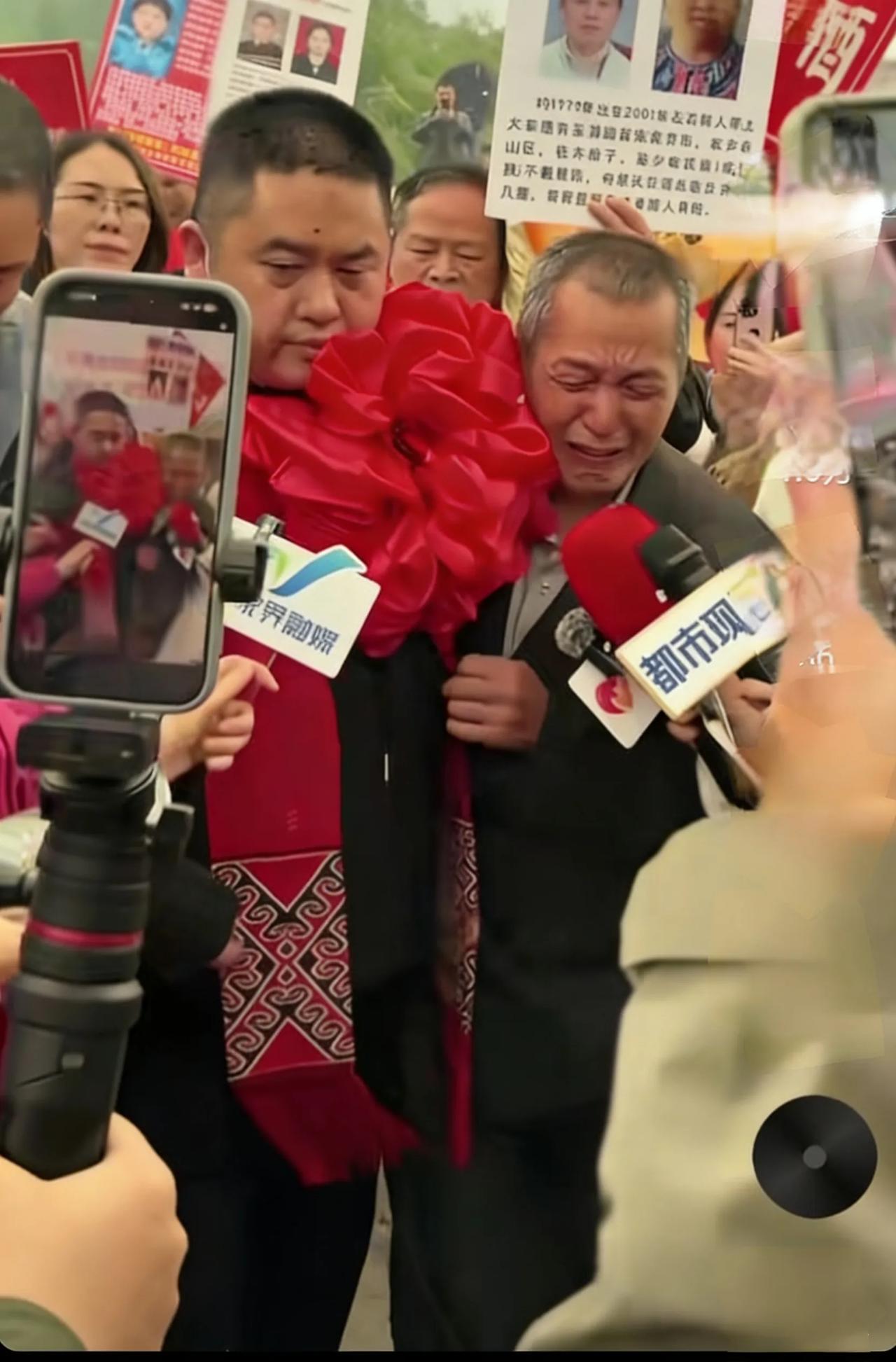儿子失散36年，父亲凭一张老照片认亲，现场一幕看哭全网
 2026年4月11日，