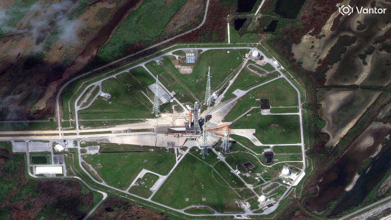 来自佛罗里达州的最新高分辨率图像显示，NASA肯尼迪航天中心正在进行阿尔忒弥斯二