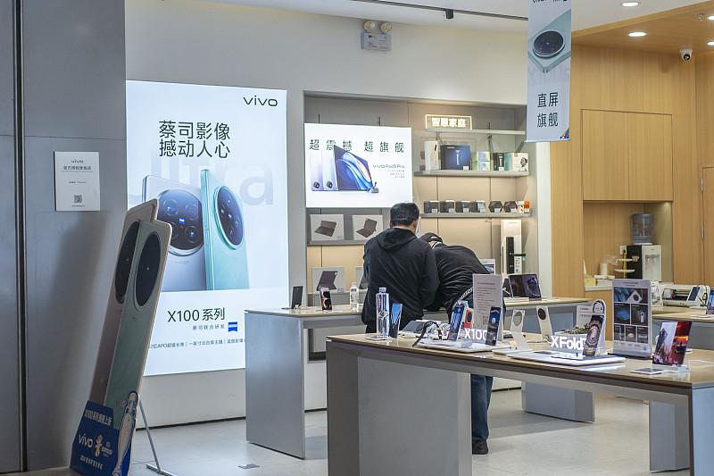 手机市场寒冬！全球销量暴跌14%，但高端机却卖得更好了！
大家都在喊消费降级，买
