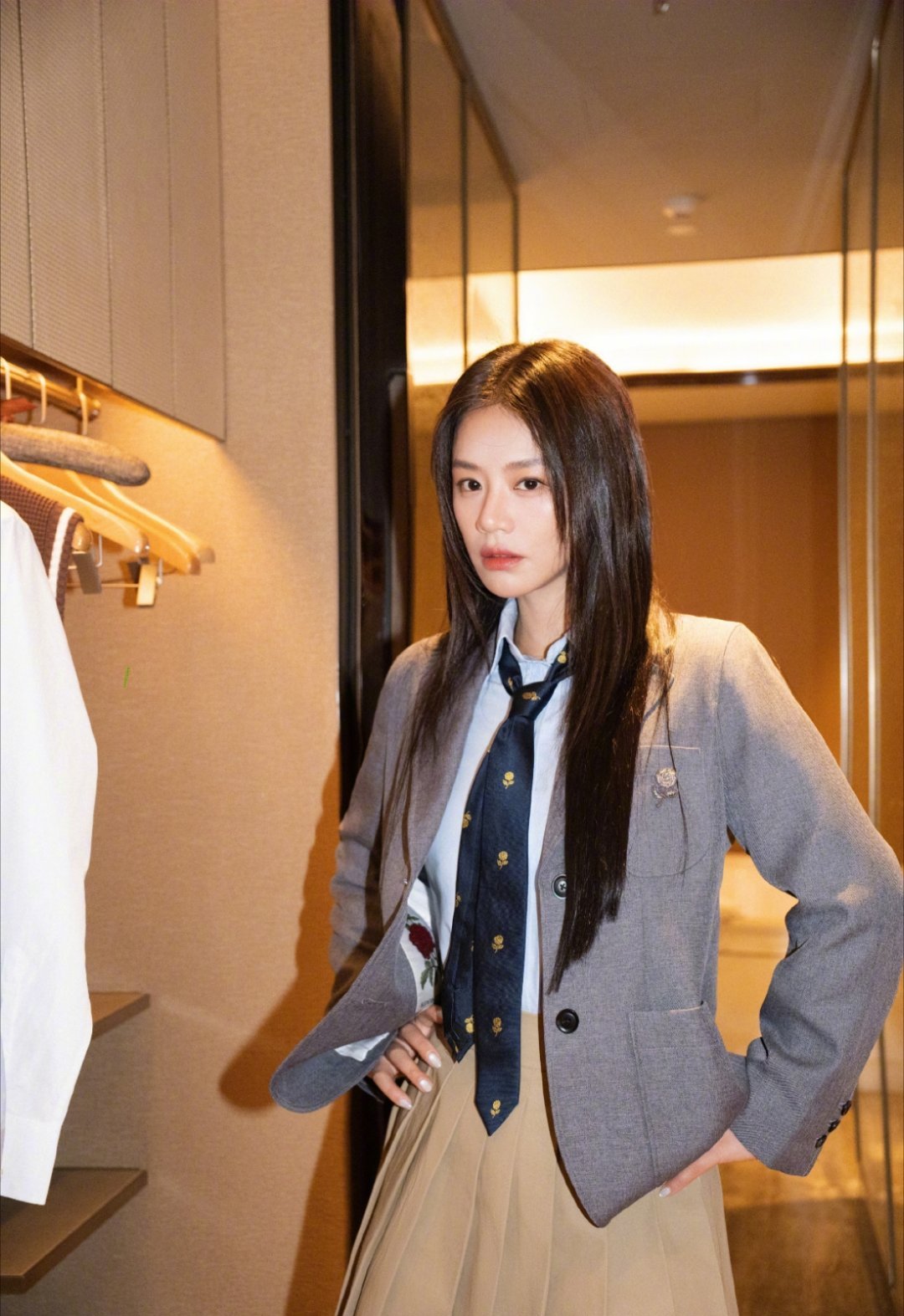 马思纯烫发上次的法式羊毛卷就很美啊，这次这个卷可能太小了吧