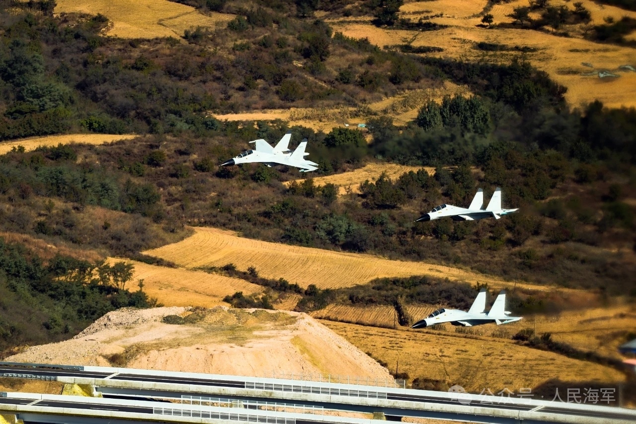 海航大歼-11BSH编队超低空飞越道路地理好的晓得这是哪两条路吗