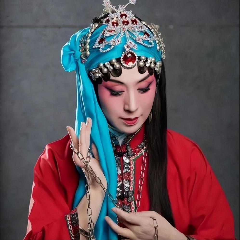 演员，史依弘，梅派大青衣，在繁华里扮演一个老师，是玲子的邻居，温婉大方，让人感觉