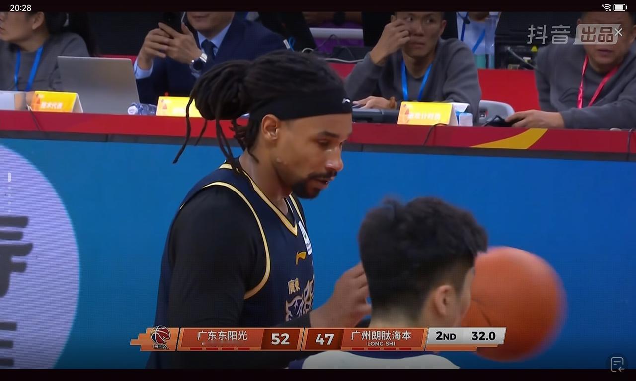 萨林杰绝杀能力强，脸部有水泡，他现在打得很努力

广东就一个大个，但龙狮的徐昕受