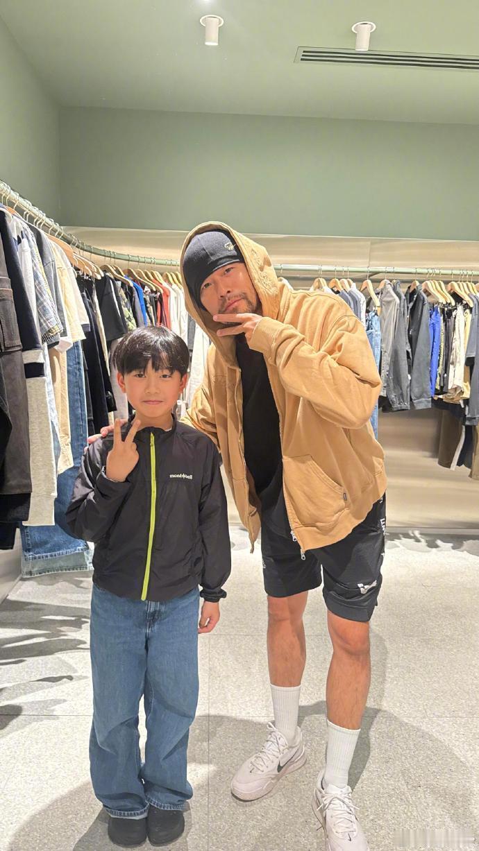 昆凌成周杰伦的防伪标识澳大利亚偶遇周杰伦昆凌 网友分享在墨尔本Chadstone