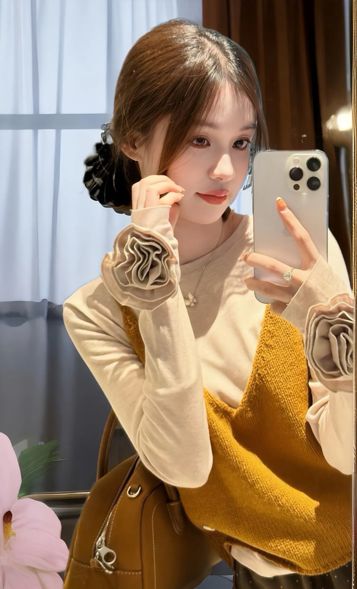 这套穿搭太显白啦，小众设计，减龄又高级。黄色吊带针织马甲一上身，满满的...