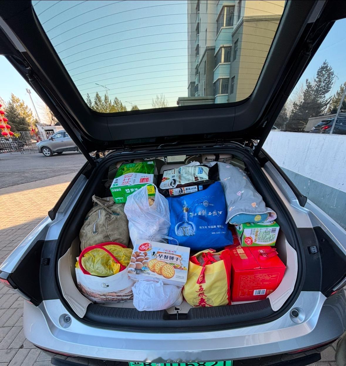 “小鹏P7+塞进33个行李箱惊到欧洲媒体”有网友说，行李箱装一百个有啥用？马上有