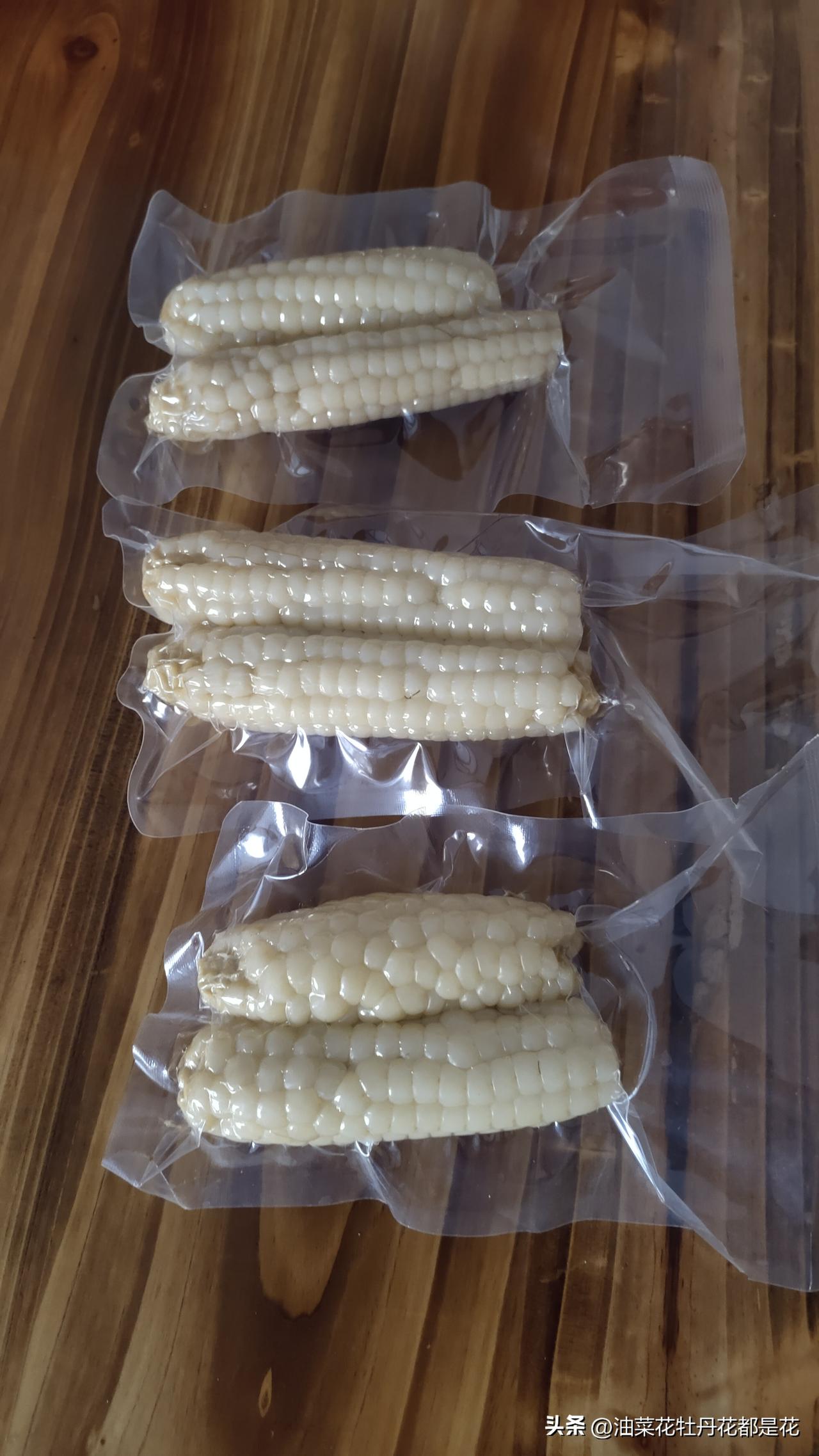 老板的亲戚上门推销拇指玉米，10块钱一斤。
老板买了一袋，给我和店里的男孩每人分
