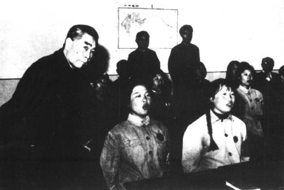 1971年4月30日，周恩来视察北京市第三聋哑学校。