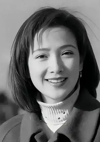 闻何晴离世，令人惋惜。61岁，本还有大把时光，她却被病魔夺去生命。她曾用精湛演技