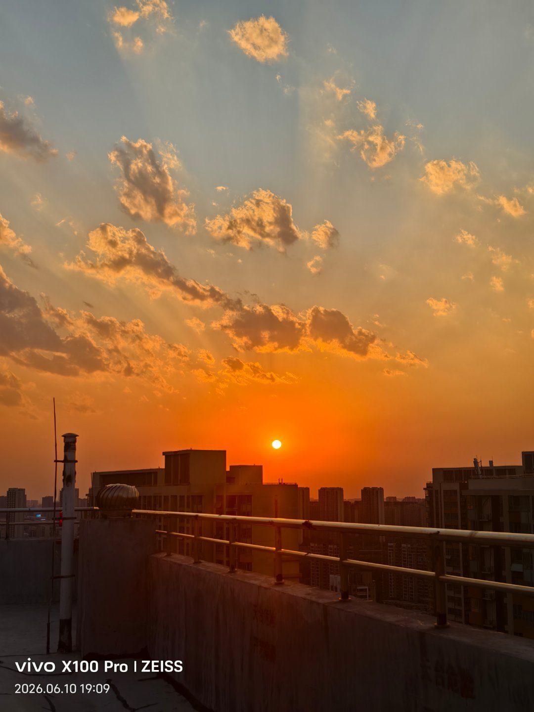 今日份的夕阳摄影我妈 
