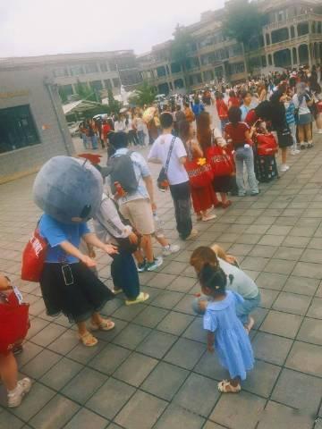 来看华晨宇演唱会顺道结了个婚 从青涩恋人到携手一生，这场婚礼因华晨宇的歌声更添意