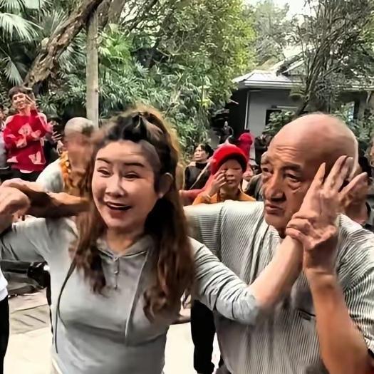 87岁硬核大爷火了！跳个舞不仅动作“怪异”，跳完竟然还当众给美女发小费？这到底是