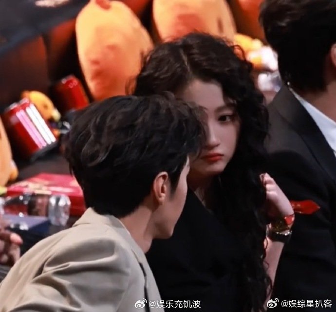 关晓彤陈哲远热聊关晓彤陈哲远内场热聊 微博之夜内场直击！关晓彤陈哲远热聊超投入，