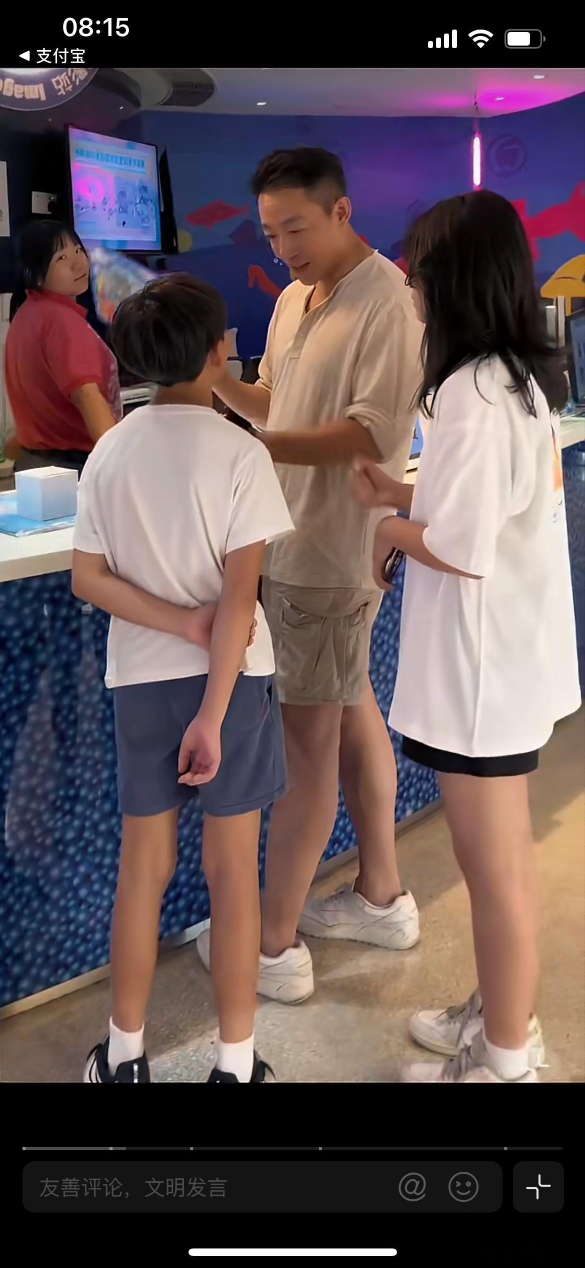 汪小菲带小玥儿和小霖霖香港三日游，假如大s还在，又没离婚，爸爸是那么富裕又有颜值