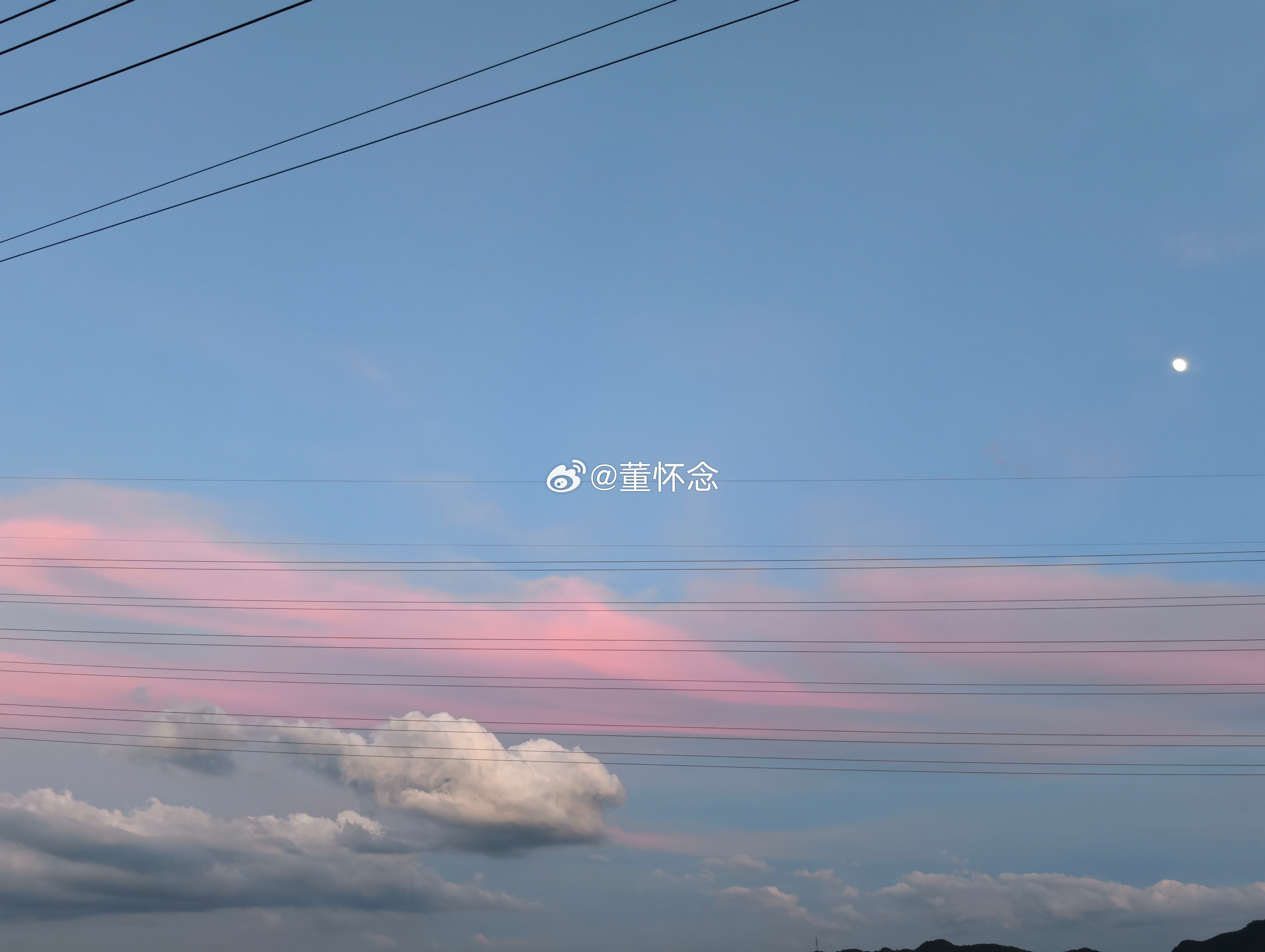 杭州晚霞，农家乐打包了饭菜，在茶田里吃饭