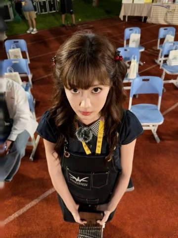 李艺彤完全女高中生李艺彤海豹公主罚站版 太有青春甜蜜的少女感了呀，这个李艺彤海豹