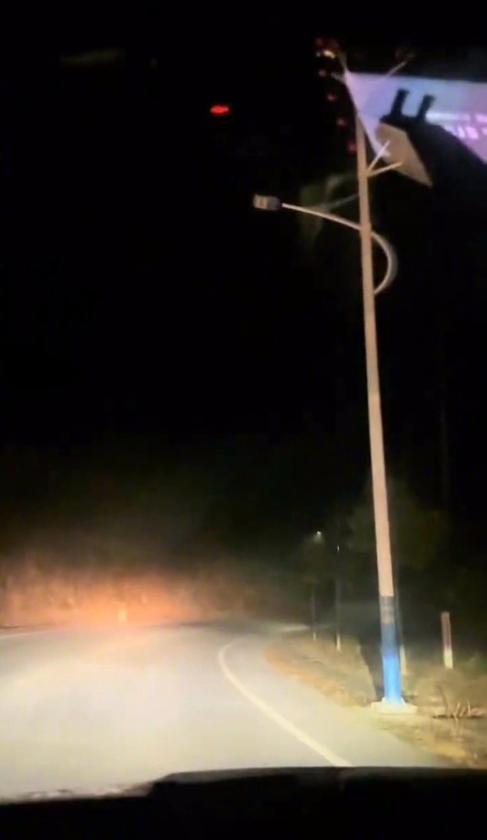 #男子称反映路灯不亮遭上门威胁#【#官方回应男子反映问题被威胁#：不存在威胁，是