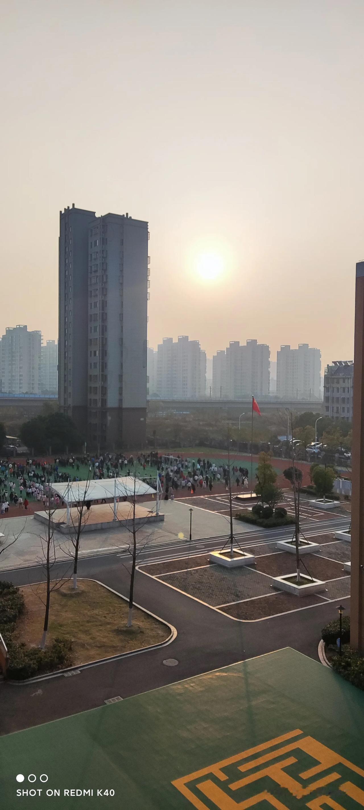 一>
上联:寒舟幸有梅香韵
下联:冷雪催生花艳红
横批:陋室有窗星日月
——:拙